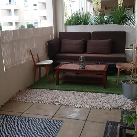 T2 Avec Grande Terrasse Proche Du Departement Apartmán